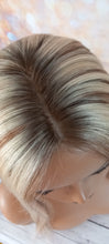 Charger l&#39;image dans la galerie, Expédition immédiate- Topper de base en soie, cheveux humains vierges, 8/613- brun chaud clair/blond clair, racine claire de 14 pouces de long