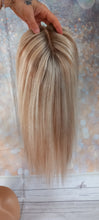 Charger l&#39;image dans la galerie, Expédition immédiate- Topper de base en soie, cheveux humains vierges, 8/613- brun chaud clair/blond clair, racine claire de 14 pouces de long