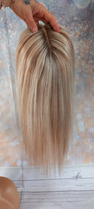 Expédition immédiate- Topper de base en soie, cheveux humains vierges, 8/613- brun chaud clair/blond clair, racine claire de 14 pouces de long